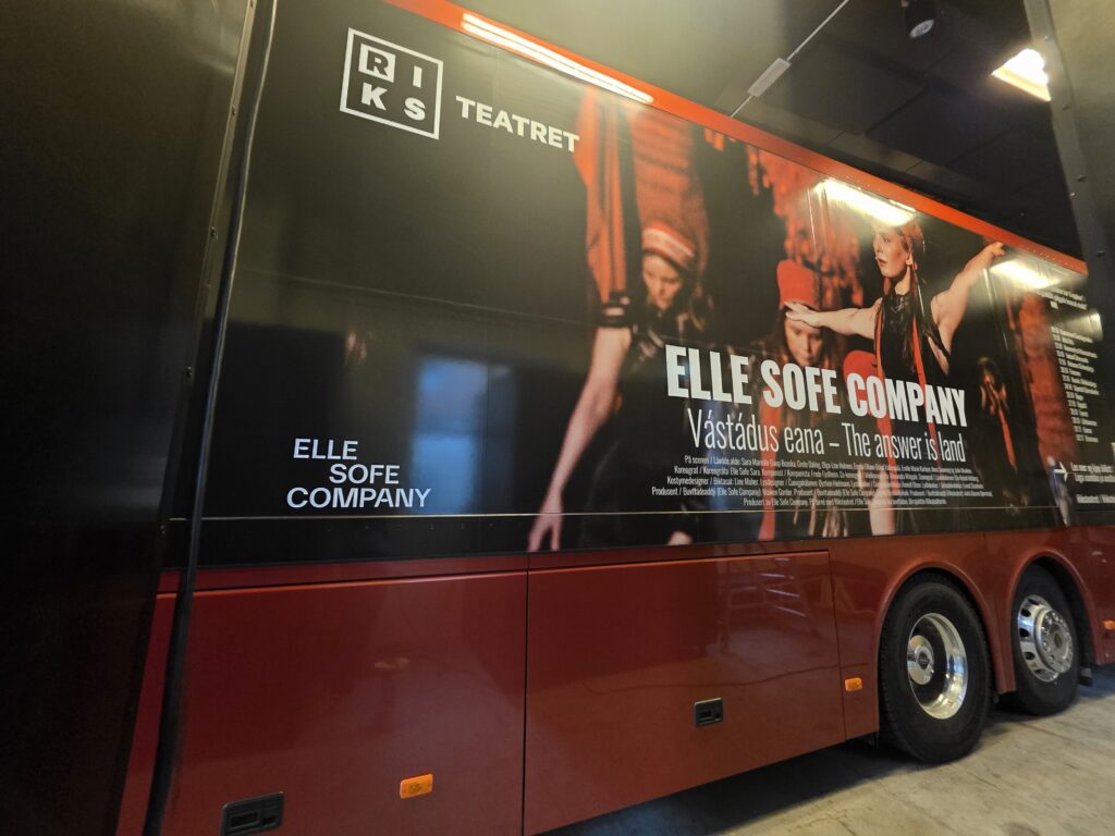 oklejony reklamą od boku czerwony autobus