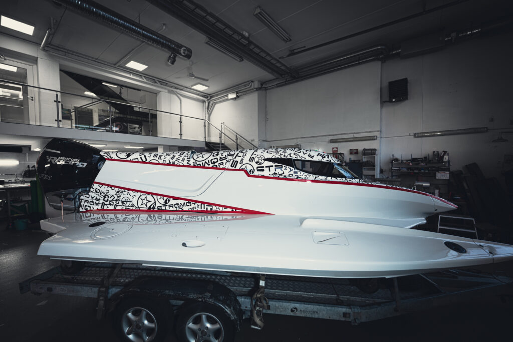 łódź sportowa oklejona folią biała